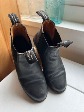 Blundstone Black Leather Chelsea Boots with heel for Women US size 7.5 AU 4.5